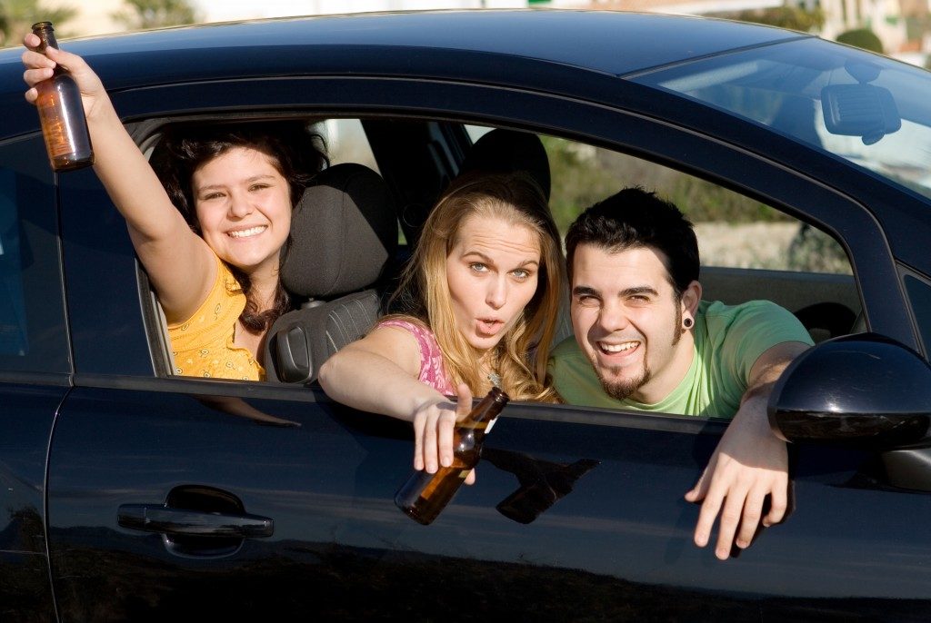 teens drinking alcohol in car